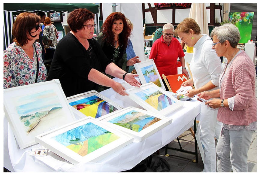 Frauen präsentieren Bilder bei Kunst in der Gass